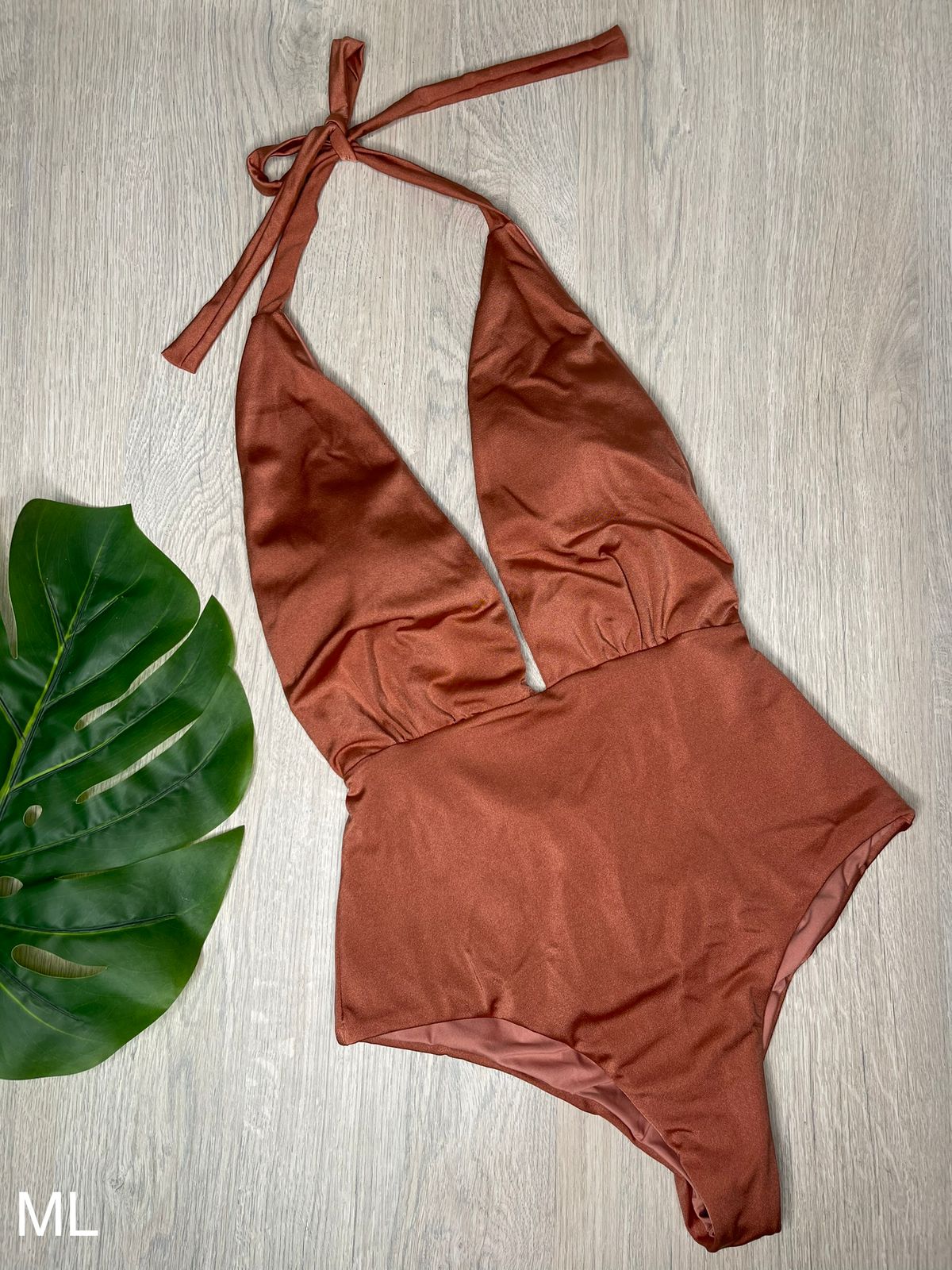 Completo escote profundo